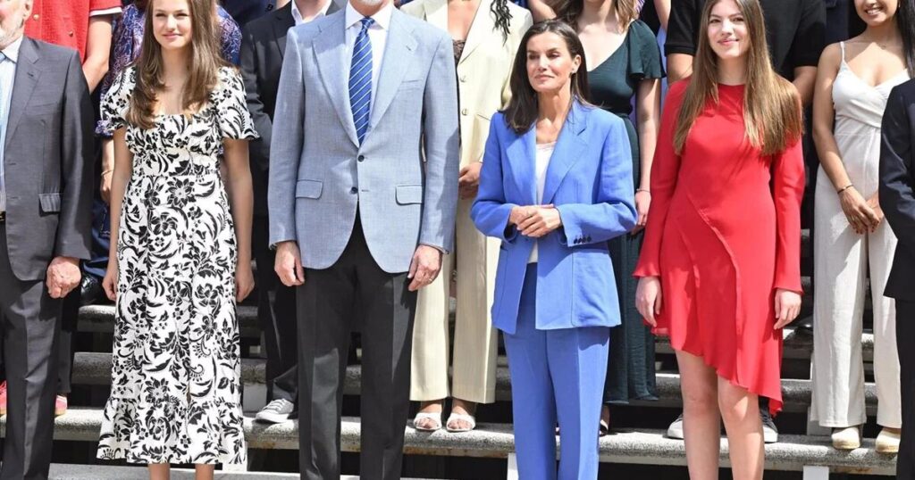 La Reina Letizia rescata sus zapatillas blancas para un jornada de audiencias en la Zarzuela