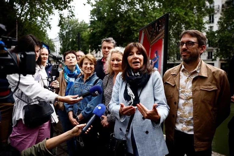La alcaldesa de París prometió nadar en el río Sena para demostrar que el agua es apta para los Juegos Olímpicos - AlbertoNews