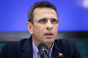 La campaña mostrará "despilfarro de recursos públicos" por parte del chavismo, según Capriles