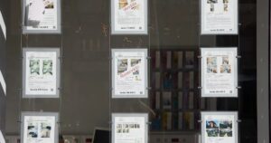 La compraventa de viviendas vuelve a tasas negativas tras desplomarse un 21,5% en mayo