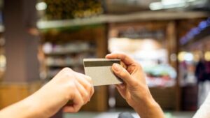 La confianza del consumidor mostró un leve retroceso tras máximos de casi 10 años