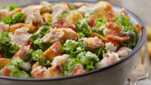 La historia de la ensalada César, el plato popular con nombre italiano que nació por 'supervivencia' en México