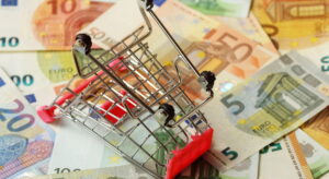 La inflación de la eurozona se suavizó al 2,5% en junio pero los precios de los servicios no se enfrían