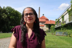La poeta Sara Uribe invita a actuar por los desaparecidos en México desde Berlín