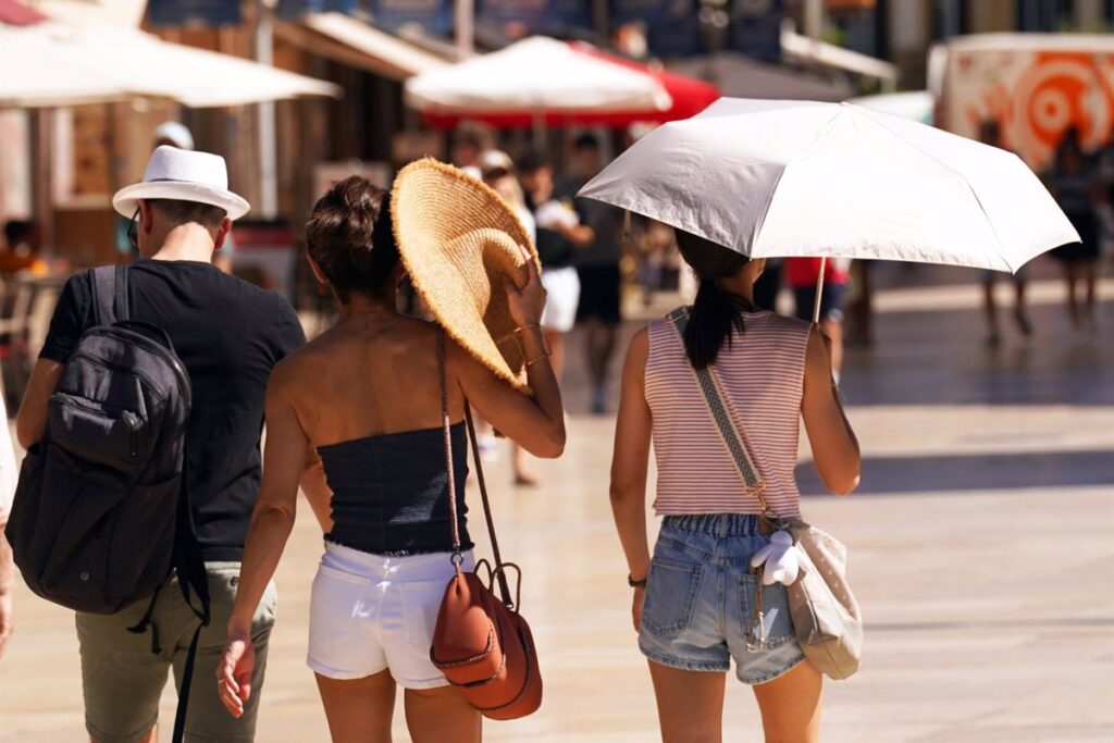La primera ola de calor del verano pondrá este jueves en aviso amarillo o naranja a gran parte del país