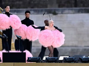 Lady Gaga pone el cabaret en la ceremonia inaugural de los Juegos
