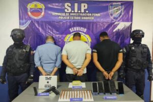 Le incautaron 80 cartuchos para fusil AK-103 y 240 gramos de marihuana