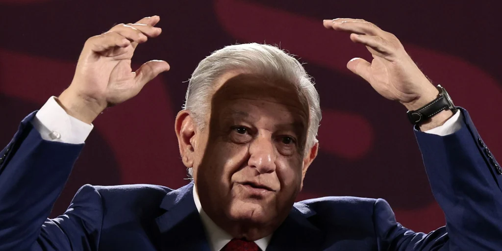 López Obrador defiende al Ejército en el caso de los 43 desaparecidos en Ayotzinapa: «Sostienen sin pruebas que son culpables de esta infame tragedia»