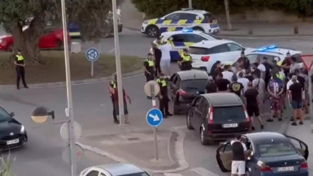 La Guardia Urbana de Figueres, conteniendo decenas de personas que querían acceder al barrio del Culubret.
