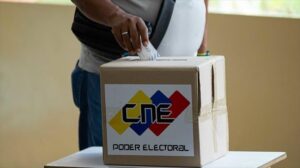 Los colegios electorales de Venezuela abren para revalidar a Maduro o elegir nuevo presidente