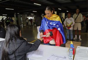 Los migrantes venezolanos que retornan a su país para votar en las elecciones presidenciales