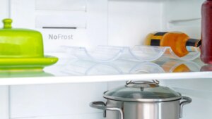 Los peligros a los que te expones si guardas una olla con comida en la nevera