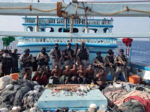 Los piratas somalíes incrementan sus acciones ante el aumento del tráfico marítimo por los ataques hutíes