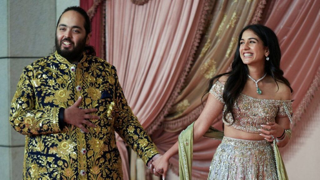 Los polémicos carteles políticos en la boda de Ambani, la familia más rica de India