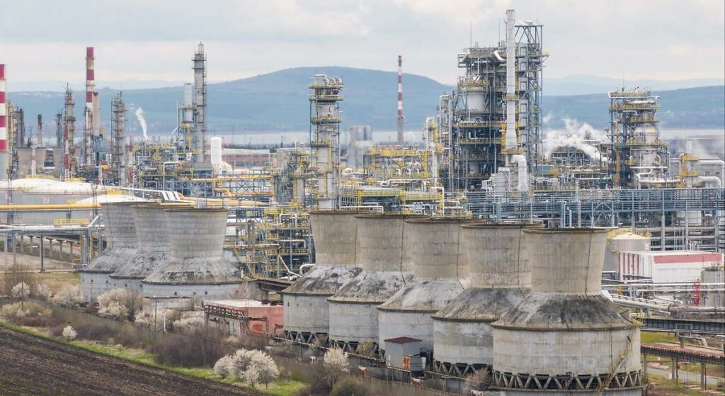 Los traders de materias primas aprovechan su época dorada y su efectivo para invertir en refinerías