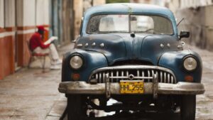 Los tradicionales autos clásicos en Cuba dejan paso a las motos eléctricas chinas