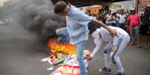Los venezolanos salen a protestar contra Maduro y bloquean las calles al grito de «libertad»