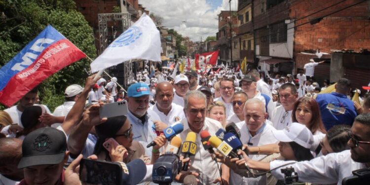 Luis Eduardo Martínez celebró cierre de campaña en Petare