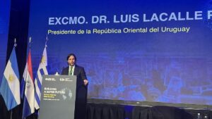 Luis Lacalle Pou expuso en un acto por los 30 años del atentado a la AMIA
