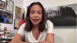 Machado llama a votar temprano, quedarse en los centros y celebrar