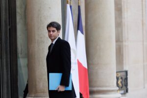 Macron no acepta la dimisión de Attal y le pide que siga "por el momento" como primer ministro de Francia