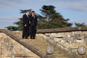 Macron y Starmer "reinician" las relaciones bilaterales durante su primera cumbre en R.Unido