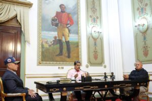 Maduro advierte a "guarimberos" que les caerá el peso de la ley