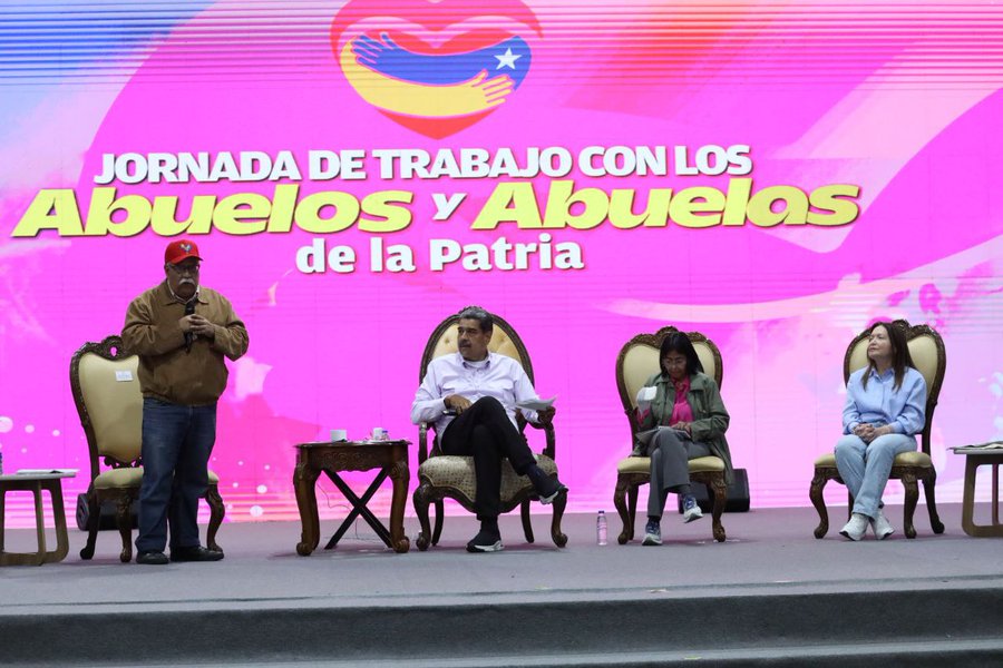 Maduro anuncia beneficios para adultos mayores y les pide votar "por la paz"