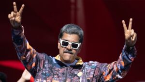 Maduro dice que el voto decidirá si hay “paz o guerra”, González Urrutia promete “reconciliación”