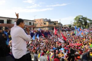 Maduro dice que la banca privada debería dar "por lo menos 500.000 financiamientos", se reunirá con banqueros