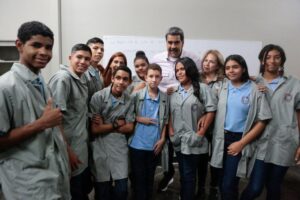 Maduro entregó Escuela Técnica Industrial en Los Teques