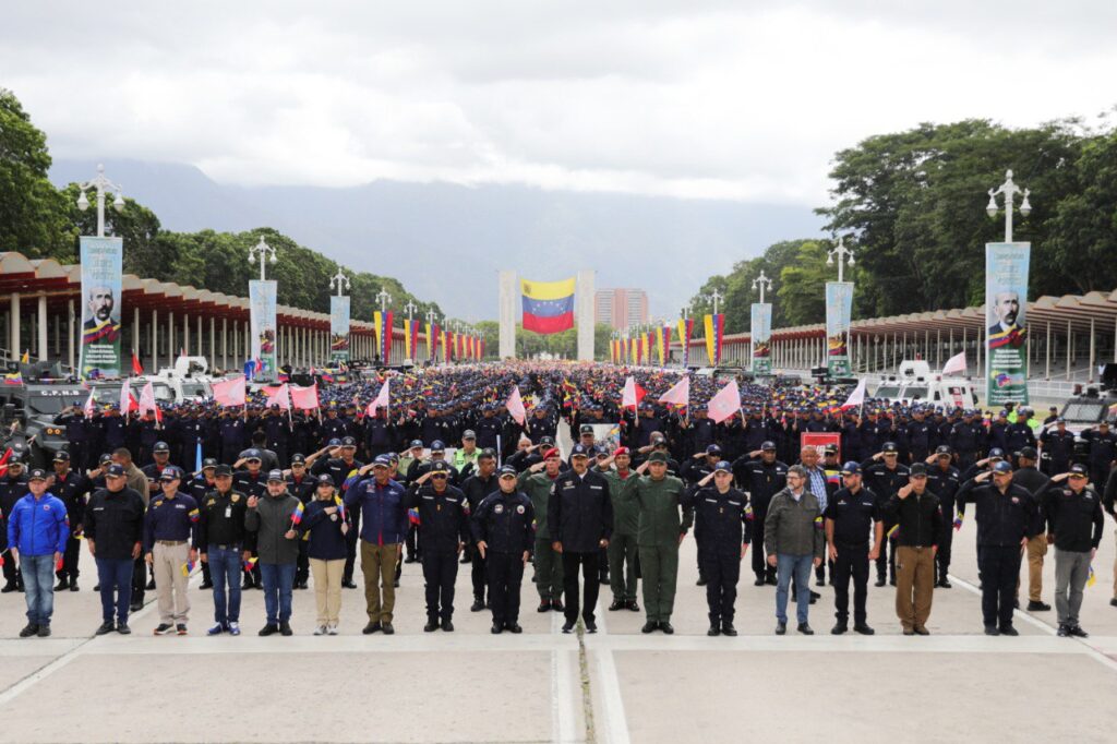Maduro lideró acto de graduación y ascensos de la PNB