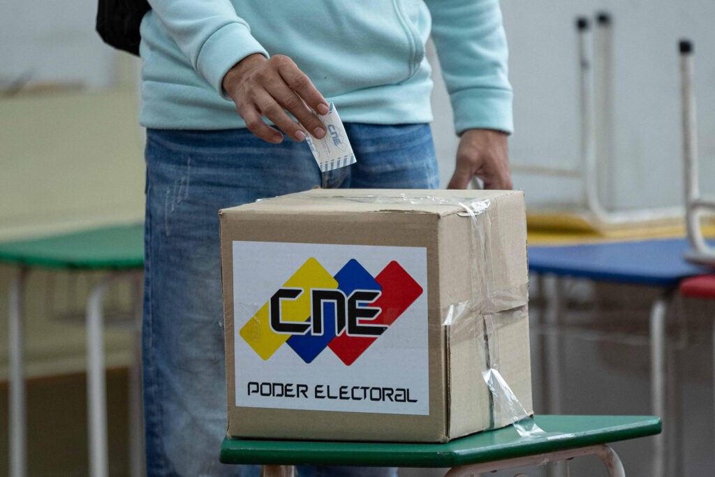 Maduro recorre centro de votación del simulacro de este 30 de junio
