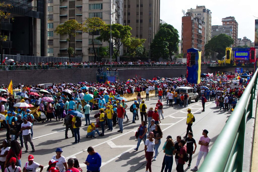 Maduro reúne una dispersa multitud a punta de autobuses y motos en Caracas