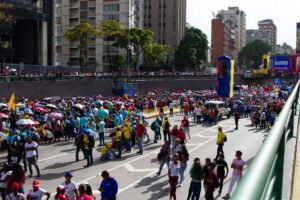 Maduro reúne una dispersa multitud a punta de autobuses y motos en Caracas