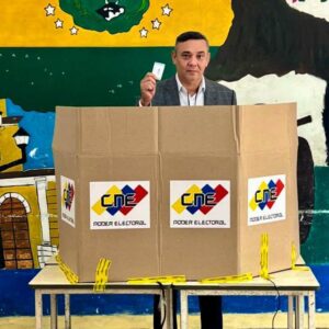 Maikel Moreno votó y felicitó al CNE