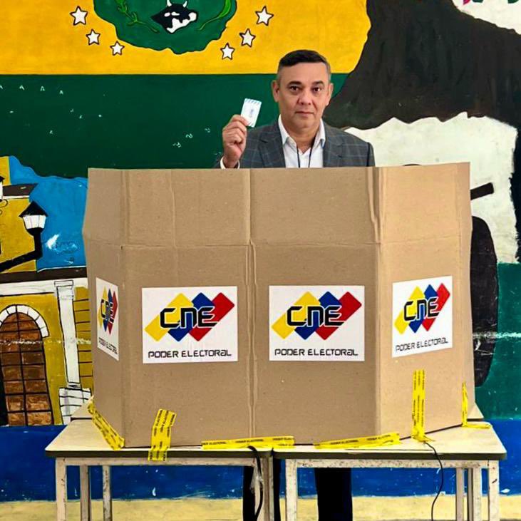 Maikel Moreno votó y felicitó al CNE
