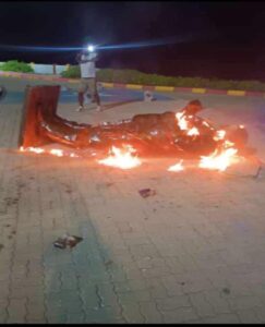 Manifestantes derriban y queman estatua de Chávez en La Guaira