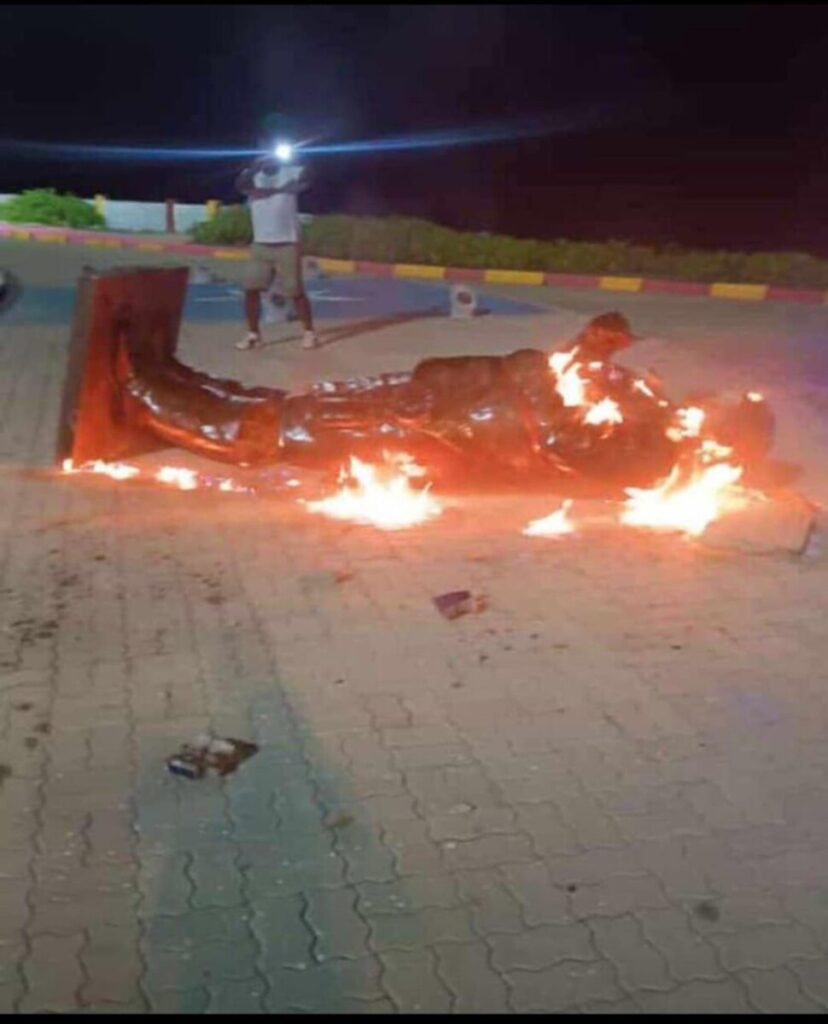 Manifestantes derriban y queman estatua de Chávez en La Guaira