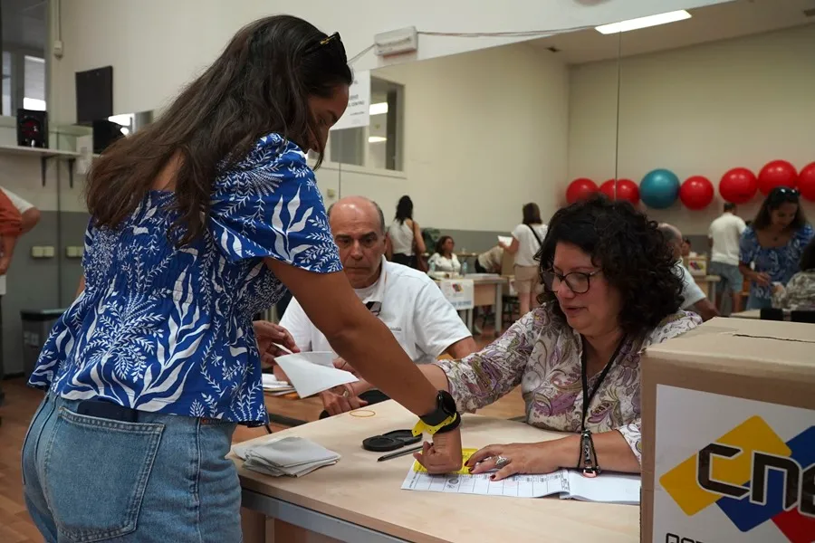 Más de 24 mil 700 mil venezolanos votan en España este 28-Jul