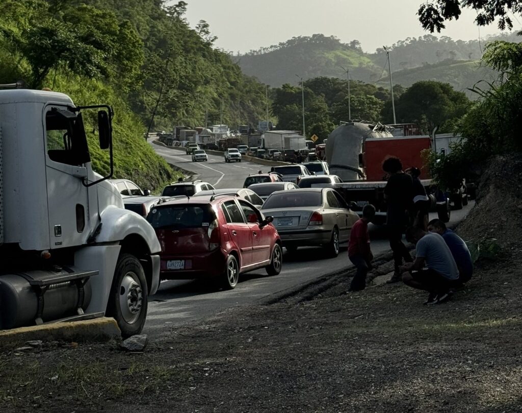 Más de ocho horas en cola por accidente en la ARC