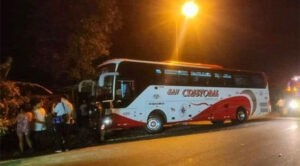 Masacre al interior de un autobús en Ecuador deja cinco muertos