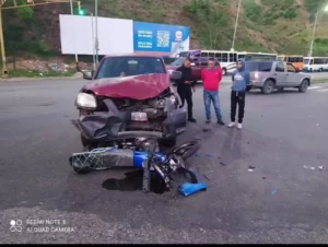 Motorizado casi mata abuelo tras atropellarlo en Valencia