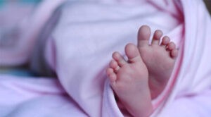 Mujer asesina a su bebé y lo enterró en el patio de su casa