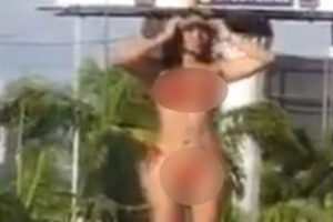 Mujer causa polémica en Ecuador al posar semidesnuda sobre tanqueta militar (+Video)
