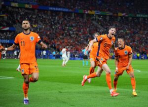 Países Bajos sufre ante Turquía pero completa las semifinales de la Eurocopa