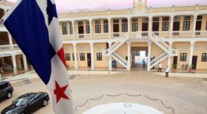 Panamá cita a representante de Venezuela tras no despegar avión