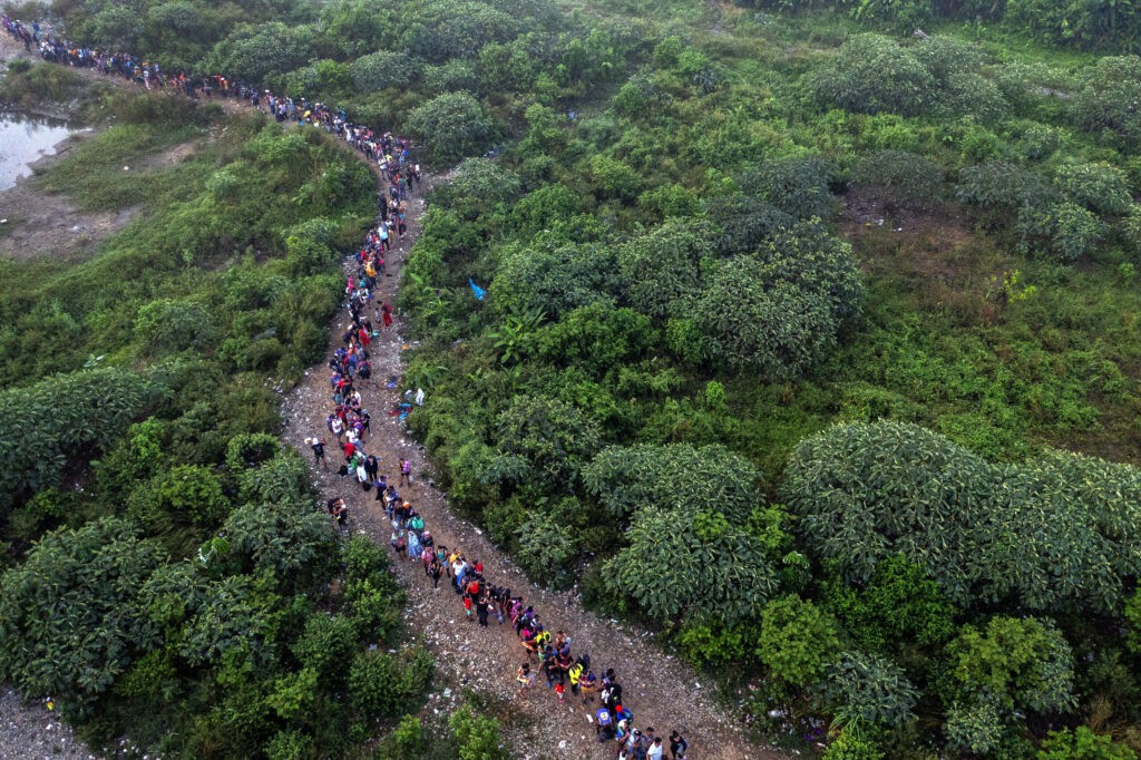 Panamá reporta disminución en cruces por el Darién tras bloquear 4,7 kilómetros usados por migrantes - AlbertoNews