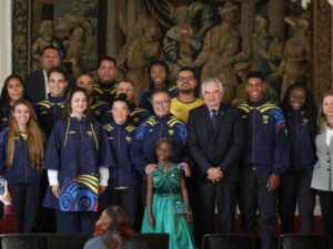 Petro entrega el pabellón nacional a abanderados colombianos de los Juegos Olímpicos París 2024 | Gobierno | Economía