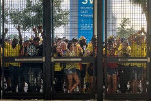 Policías retoman control y detienen a fanáticos que ingresaron sin entradas al estadio - AlbertoNews